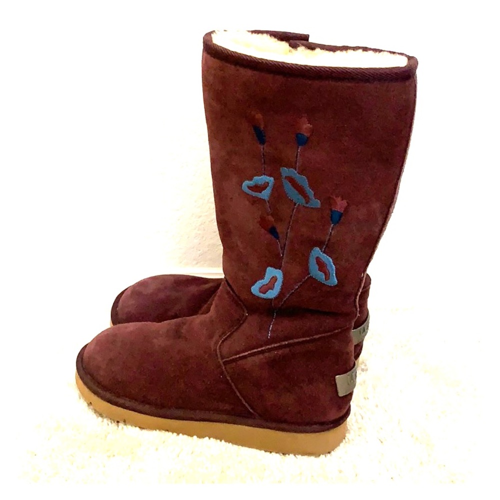 NWOT 5 UGG Australia flower boots